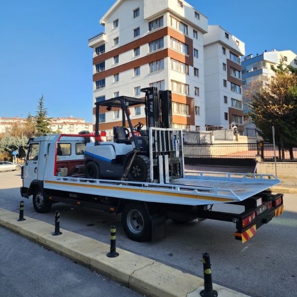 Bahçelievler forklift kiralama fiyatları için sahada çalışan forklift makinesi